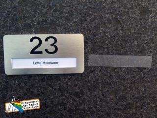 Naambord houder 120x60mm met huisnummer in aluminium met een RVS kleur.